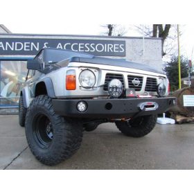   F4x4 Első csörlőtartós acél lökhárító lámpa kivágással Nissan Patrol Y60