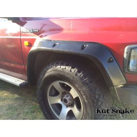   Kut Snake műanyag sárvédő szélesítés Nissan Patrol Y60 első szett