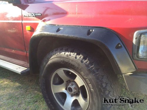 Kut Snake műanyag sárvédő szélesítés Nissan Patrol Y60 első szett